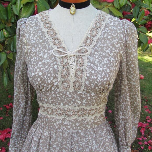 VICTORIAN COSTUME GOWN, S, WIDE RUFFLED SKIRT, TAUPE PRINT, LACE TRIM, LADYLIKE - Picture 7 of 9